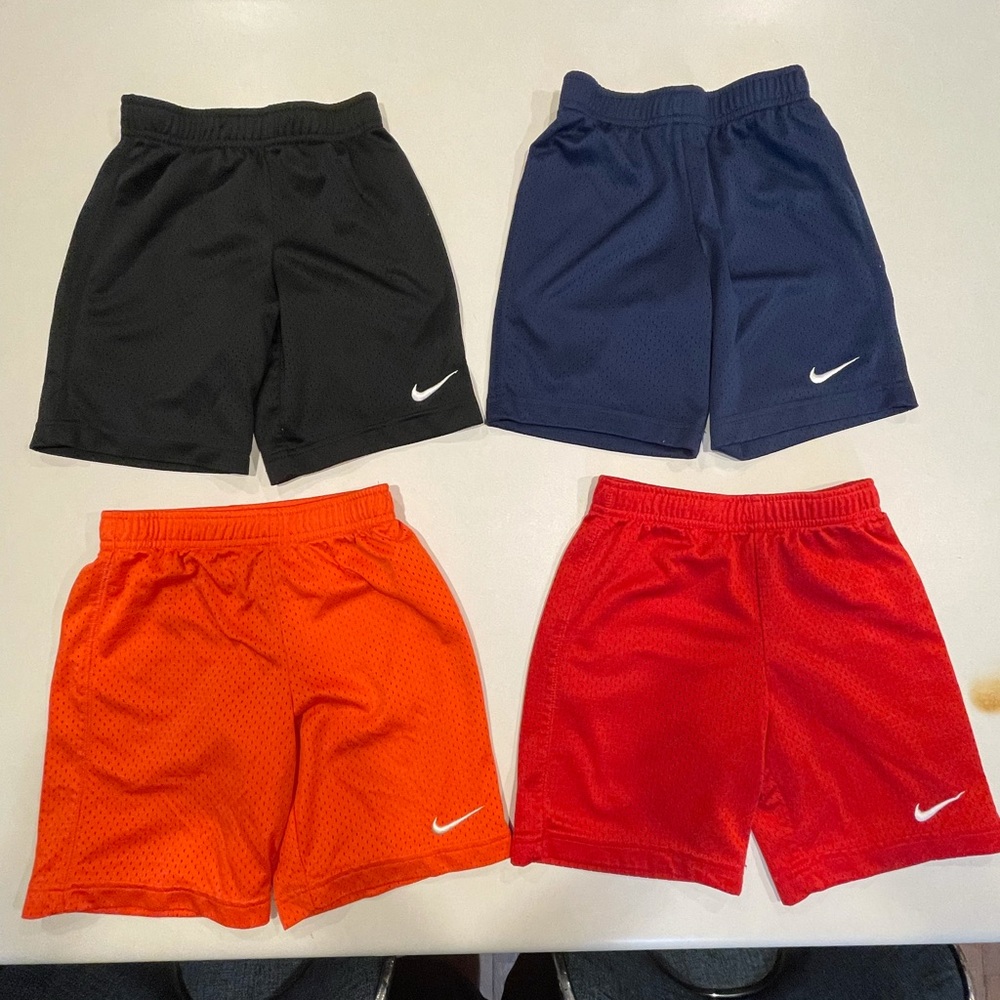 Boys NIKE shorts lot size SMALL in EUC!!!!